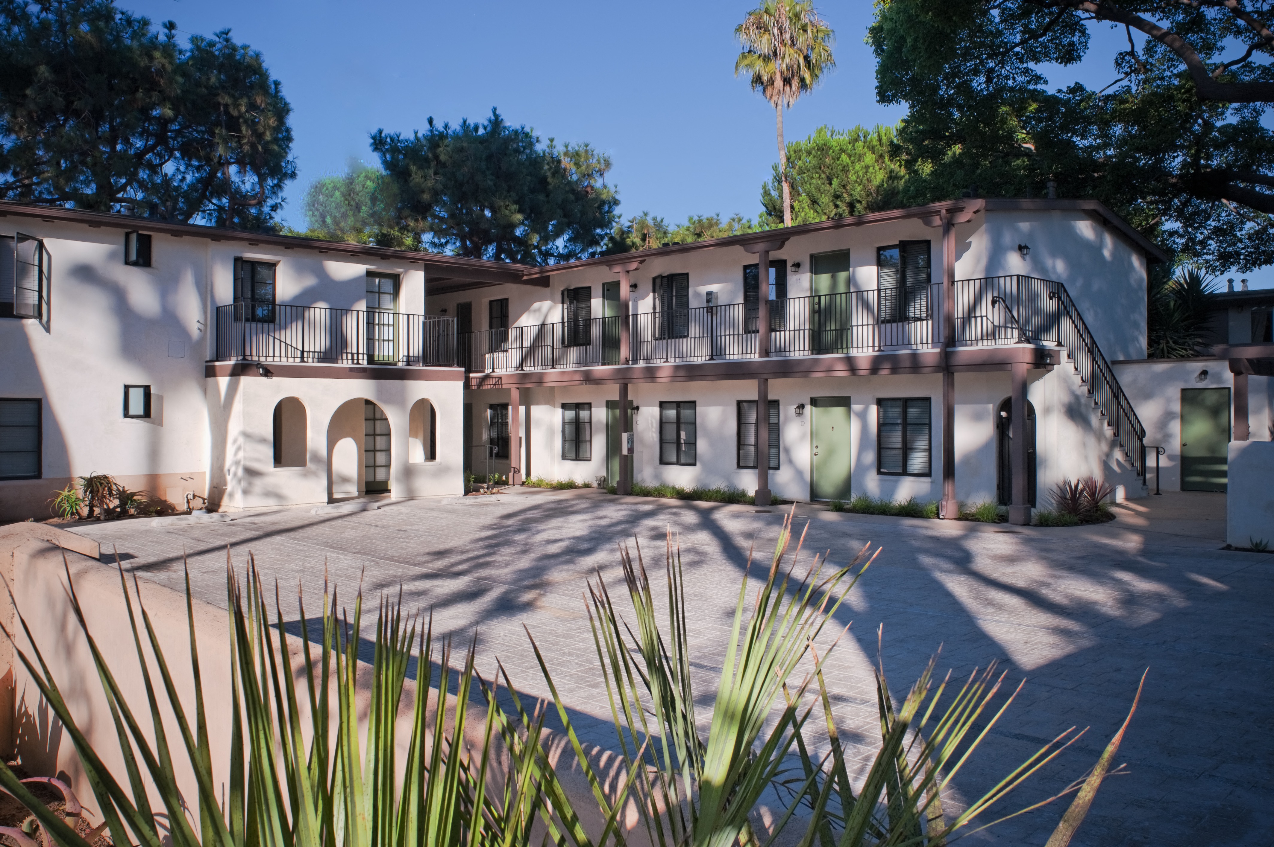 633 De La Vina Exterior